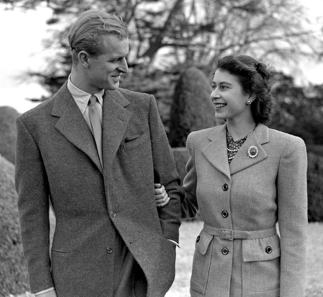 Cuộc hôn nhân đáng ngưỡng mộ giữa Nữ hoàng Anh với Hoàng tế Phillip và cách mà họ đã giữ lửa tình yêu suốt hơn 70 năm qua - Ảnh 1.
