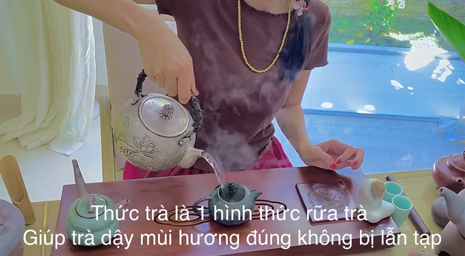 Thuỷ Tiên dùng hẳn trà đắt nhất thế giới, pha bằng ấm ngọc để cho Công Vinh: còn ai sướng hơn anh nữa chứ! - Ảnh 5.