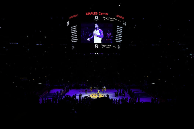 Để trống hai ghế nhằm tri ân Kobe Bryant và Gianna, Lakers còn tặng hơn 20.000 áo thi đấu của huyền thoại bóng rổ cho NHM trong ngày trở lại STAPLES Center - Ảnh 11.