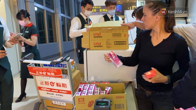Cả trăm du khách Việt Nam vật vờ ở sân bay Đài Loan từ sáng đến tối vẫn chờ về nước vì dịch corona - Ảnh 7.