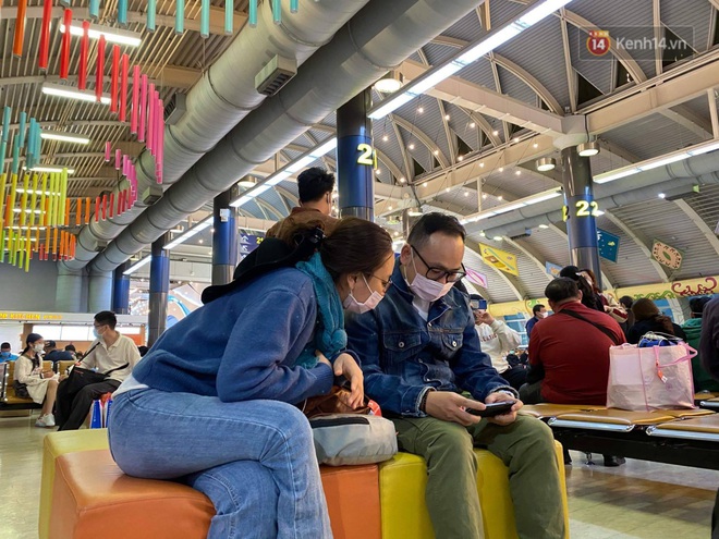 Cả trăm du khách Việt Nam vật vờ ở sân bay Đài Loan từ sáng đến tối vẫn chờ về nước vì dịch corona - Ảnh 4.