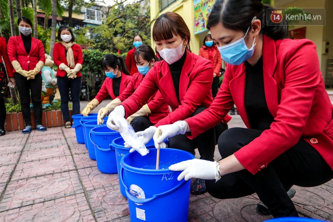 Hà Nội: Phun khử trùng chống dịch do virus Corona trong lớp học, đảm bảo an toàn cho học sinh - Ảnh 9.