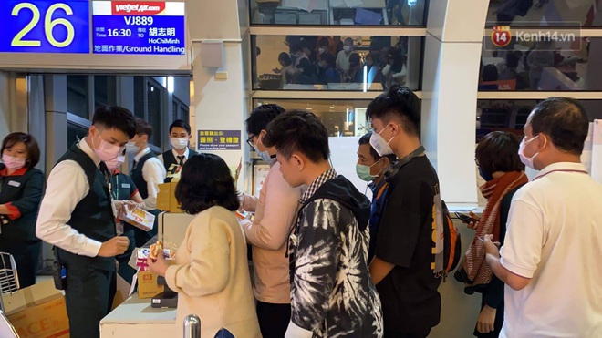 Cả trăm du khách Việt Nam vật vờ ở sân bay Đài Loan từ sáng đến tối vẫn chờ về nước vì dịch corona - Ảnh 5.
