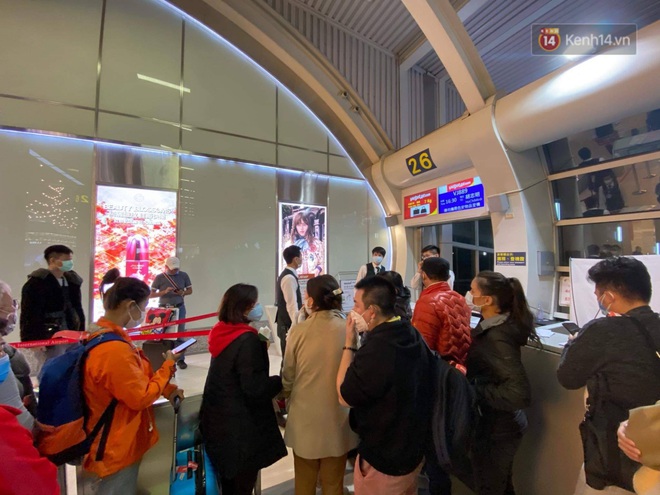 Cả trăm du khách Việt Nam vật vờ ở sân bay Đài Loan từ sáng đến tối vẫn chờ về nước vì dịch corona - Ảnh 9.
