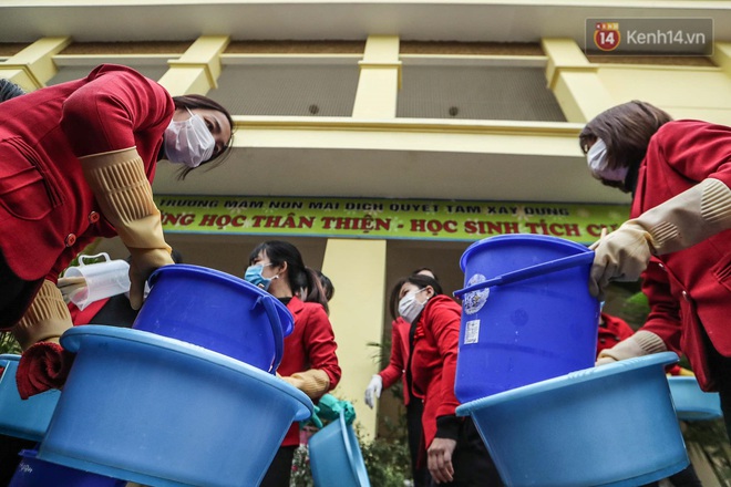 Hà Nội: Phun khử trùng chống dịch do virus Corona trong lớp học, đảm bảo an toàn cho học sinh - Ảnh 11.