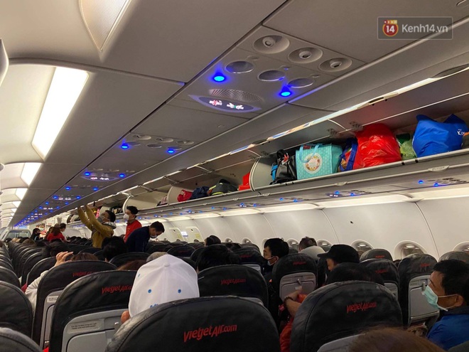Cả trăm du khách Việt Nam vật vờ ở sân bay Đài Loan từ sáng đến tối vẫn chờ về nước vì dịch corona - Ảnh 8.