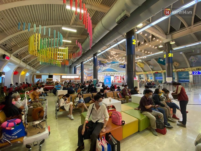 Cả trăm du khách Việt Nam vật vờ ở sân bay Đài Loan từ sáng đến tối vẫn chờ về nước vì dịch corona - Ảnh 3.