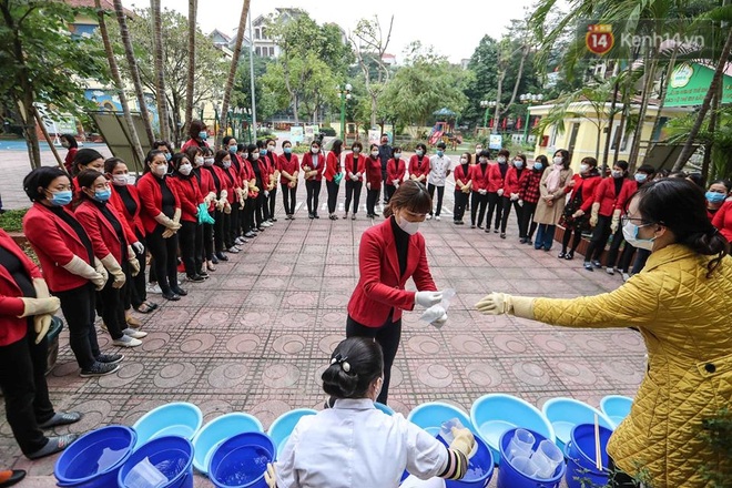 Hà Nội: Phun khử trùng chống dịch do virus Corona trong lớp học, đảm bảo an toàn cho học sinh - Ảnh 8.