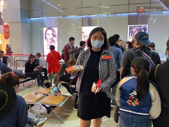 Cả trăm du khách Việt Nam vật vờ ở sân bay Đài Loan từ sáng đến tối vẫn chờ về nước vì dịch corona - Ảnh 6.