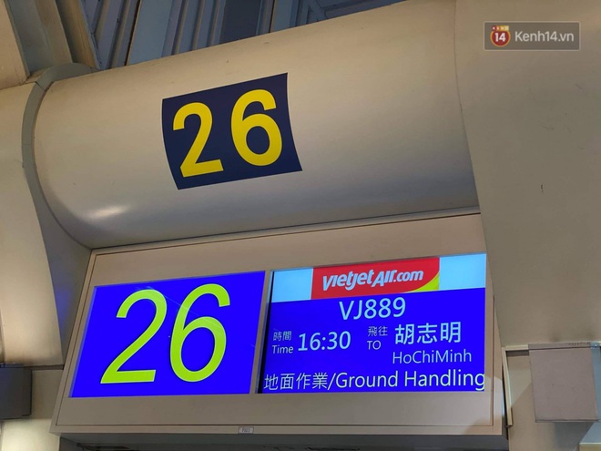 Cả trăm du khách Việt Nam vật vờ ở sân bay Đài Loan từ sáng đến tối vẫn chờ về nước vì dịch corona - Ảnh 1.