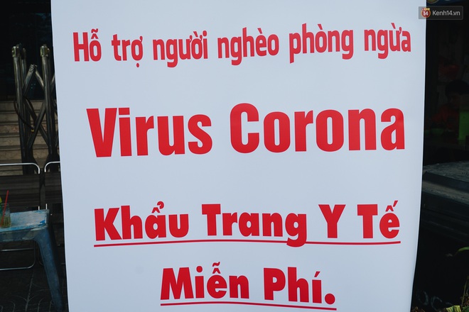 Phát 100 nghìn khẩu trang miễn phí cho người dân tại bến xe, ga tàu, bệnh viện ở Sài Gòn để phòng dịch virus corona - Ảnh 4.