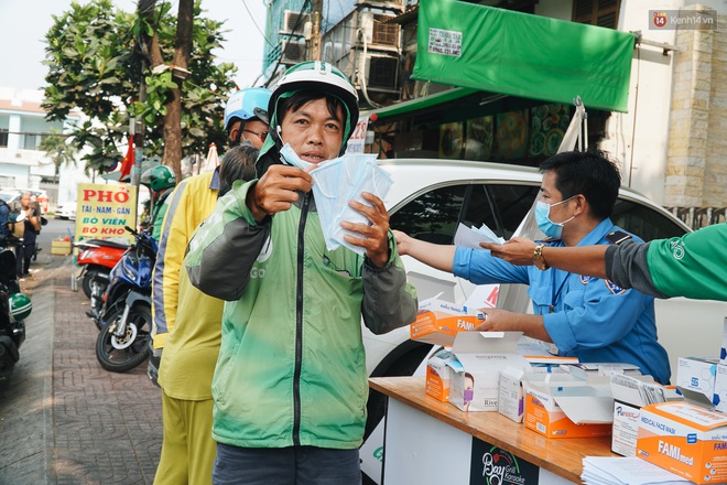 Phát 100 nghìn khẩu trang miễn phí cho người dân tại bến xe, ga tàu, bệnh viện ở Sài Gòn để phòng dịch virus corona - Ảnh 12.