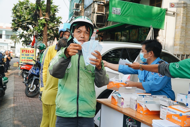 Ph&aacute;t 100 ngh&igrave;n khẩu trang miễn ph&iacute; cho người d&acirc;n tại bến xe, ga t&agrave;u, bệnh viện ở S&agrave;i G&ograve;n để ph&ograve;ng dịch virus corona - Ảnh 12.