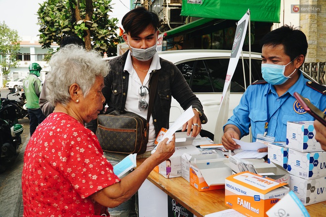 Phát 100 nghìn khẩu trang miễn phí cho người dân tại bến xe, ga tàu, bệnh viện ở Sài Gòn để phòng dịch virus corona - Ảnh 11.