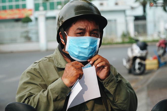 Phát 100 nghìn khẩu trang miễn phí cho người dân tại bến xe, ga tàu, bệnh viện ở Sài Gòn để phòng dịch virus corona - Ảnh 8.