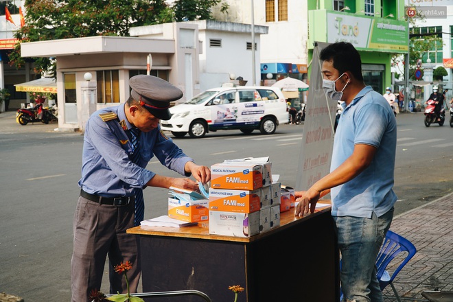 Phát 100 nghìn khẩu trang miễn phí cho người dân tại bến xe, ga tàu, bệnh viện ở Sài Gòn để phòng dịch virus corona - Ảnh 14.