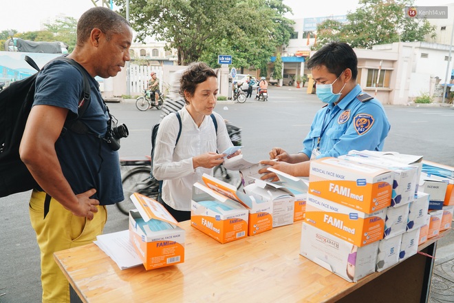 Phát 100 nghìn khẩu trang miễn phí cho người dân tại bến xe, ga tàu, bệnh viện ở Sài Gòn để phòng dịch virus corona - Ảnh 15.