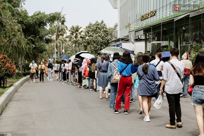 Trước giờ G concert WINNER tại Việt Nam: Hàng trăm fan xếp hàng dài, bán goods tấp nập nhưng chắc sẽ đắt hàng hơn nếu bán... khẩu trang? - Ảnh 4.