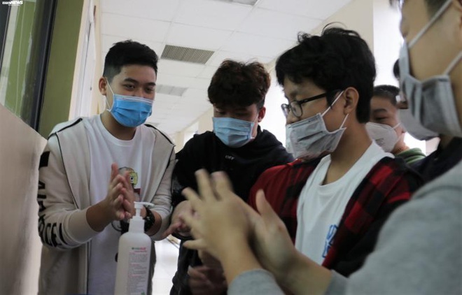 Ảnh: Học sinh Hà Nội rửa tay trước khi vào lớp, đeo khẩu trang cả khi đá bóng phòng tránh virus corona - Ảnh 6.