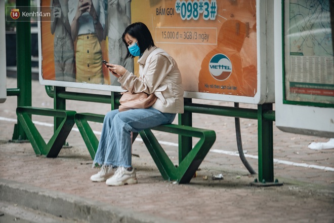 Người Hà Nội giữa thời điểm phức tạp của đại dịch virus Corona: Đi siêu thị, uống cafe hay dạo phố đều không thể thiếu khẩu trang - Ảnh 8.