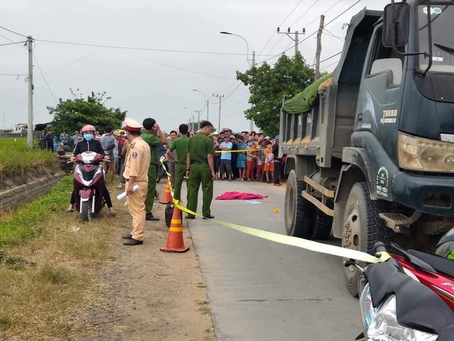 Phú Yên: Bé gái 3 tuổi bất ngờ chạy từ nhà ra đường bị xe tải tông chết - Ảnh 1.