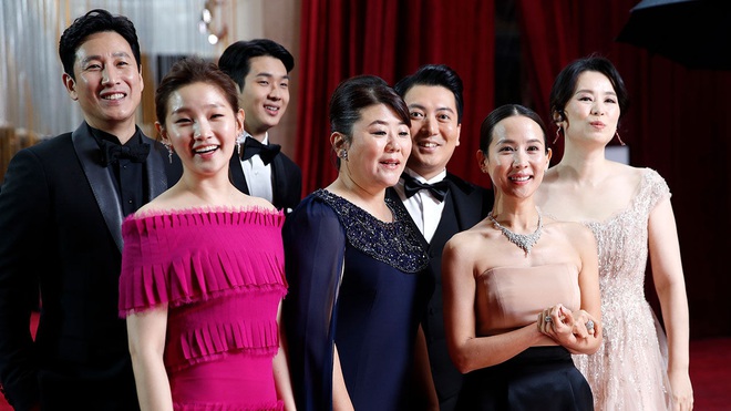 Thi&ecirc;n t&agrave;i lừa đảo của K&yacute; Sinh Tr&ugrave;ng lột x&aacute;c khỏi style b&agrave; th&iacute;m, chiếm spotlight tại Oscar 2020 với bộ đầm ch&oacute;i chang rất &iacute;t sao H&agrave;n d&aacute;m diện - Ảnh 4.