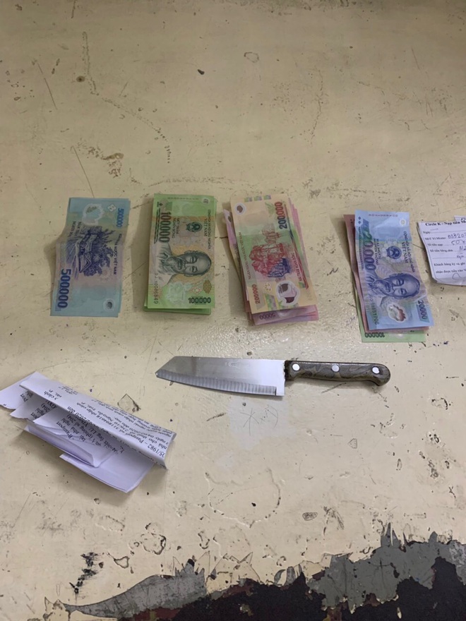 Du khách nước ngoài dùng dao khống chế nhân viên, cướp tài sản ở trung tâm Sài Gòn - Ảnh 2.
