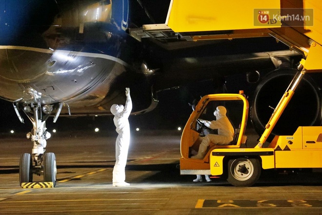 Phi hành đoàn chuyến bay của Vietnam Airlines sang Vũ Hán đón công dân được cách ly theo dõi sức khỏe trong 14 ngày - Ảnh 11.