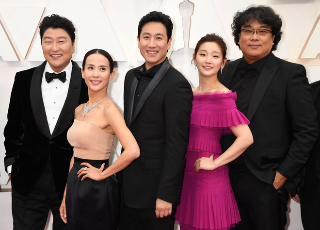 Thi&ecirc;n t&agrave;i lừa đảo của K&yacute; Sinh Tr&ugrave;ng lột x&aacute;c khỏi style b&agrave; th&iacute;m, chiếm spotlight tại Oscar 2020 với bộ đầm ch&oacute;i chang rất &iacute;t sao H&agrave;n d&aacute;m diện - Ảnh 2.