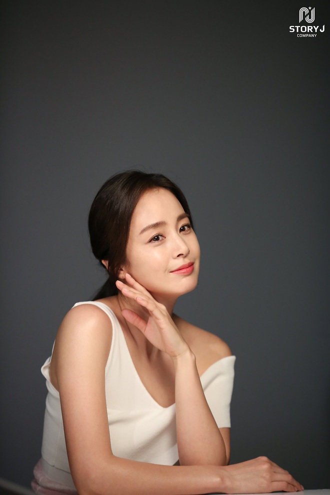 Lần đầu chụp quảng cáo sau khi sinh, Kim Tae Hee gây sốt với nhan sắc kinh diễm, ảnh hậu trường thôi đã quá đỉnh - Ảnh 11.