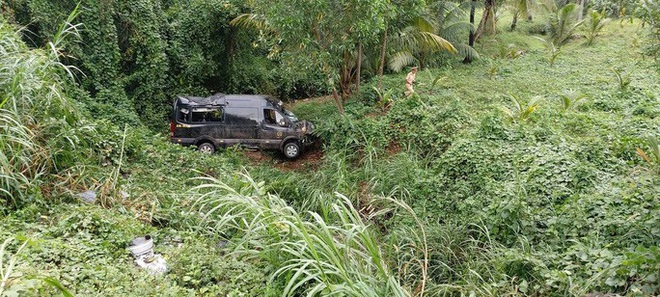 Lao xuống vực sâu, 2 người trên xe Limousine trọng thương - Ảnh 2.