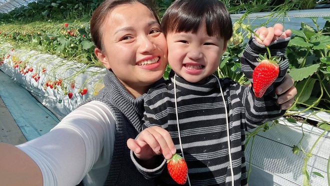Bất chấp quy định khắt khe của Youtube, bé Sa vẫn xuất hiện trong vlog mới của mẹ Quỳnh Trần, còn bập bẹ nói: “Nhớ cô chú lắm” - Ảnh 8.