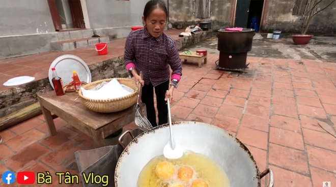 Tiếp tục &quot;chơi lớn&quot;, b&#224; T&#226;n Vlog l&#224;m hẳn 4 quả trứng đ&#224; điểu chi&#234;n nước mắm si&#234;u to khổng lồ - Ảnh 3.