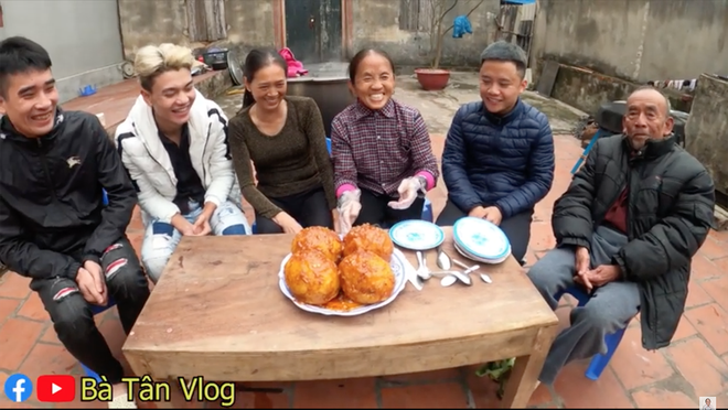 Tiếp tục chơi lớn, bà Tân Vlog làm hẳn 4 quả trứng đà điểu chiên nước mắm siêu to khổng lồ - Ảnh 5.