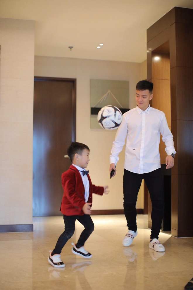 Hậu trường của đám cưới: Cháu trai của Quỳnh Anh gây chú ý khi đá bóng say mê trong phòng khách sạn 5 sao - Ảnh 2.