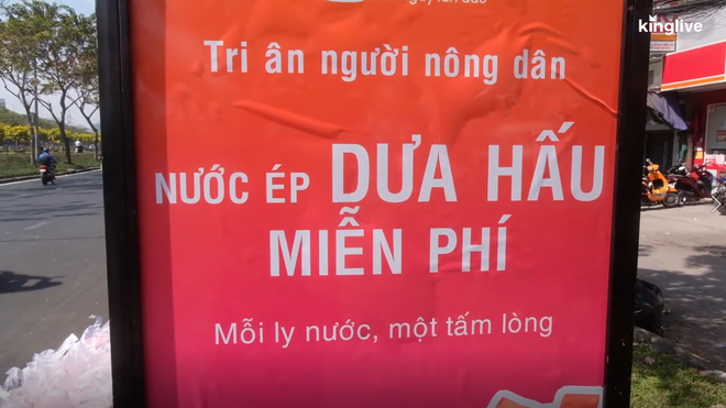 Bỏ tiền t&uacute;i mua 10 tấn dưa hấu ở Gia Lai để giải cứu rồi đem về S&agrave;i G&ograve;n ph&aacute;t miễn ph&iacute; cho người d&acirc;n - Ảnh 3.