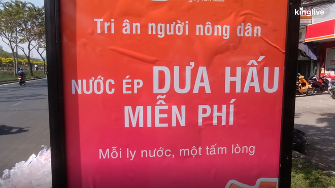 Bỏ tiền túi mua 10 tấn dưa hấu ở Gia Lai để giải cứu rồi đem về Sài Gòn phát miễn phí cho người dân - Ảnh 3.