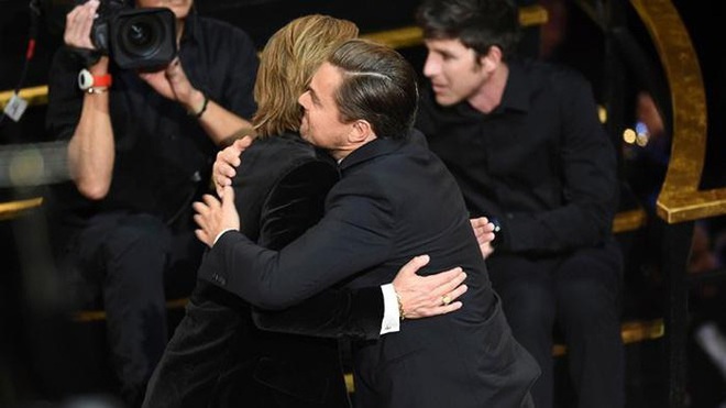 Khoảnh khắc ngôn tình hot nhất Oscar 2020: Leonardo nhìn Brad Pitt đắm đuối, tay nắm chặt tay như chỉ đôi ta tồn tại - Ảnh 2.