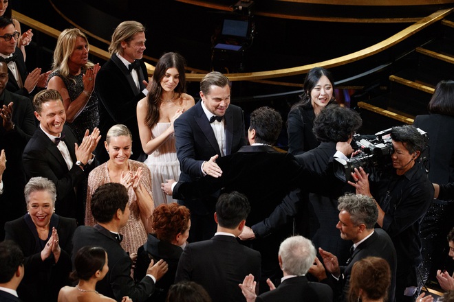 Khoảnh khắc ngôn tình hot nhất Oscar 2020: Leonardo nhìn Brad Pitt đắm đuối, tay nắm chặt tay như chỉ đôi ta tồn tại - Ảnh 4.