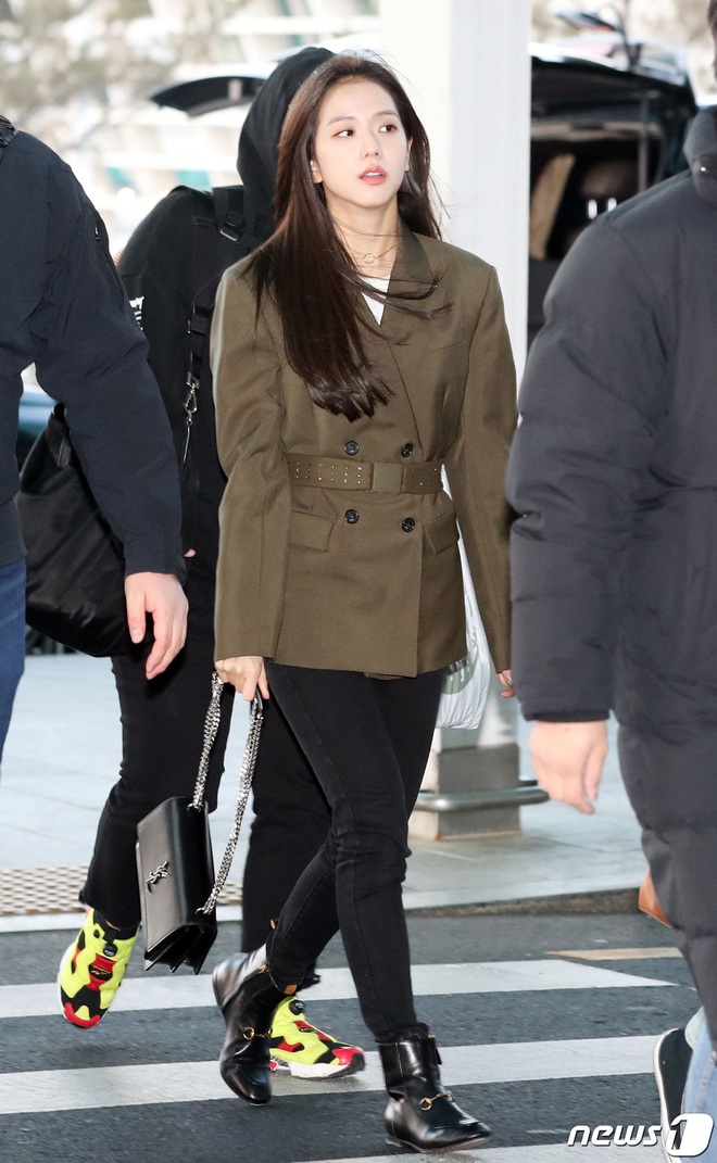 Seeing Black Pink's airport style, don't forget to pin trendy super recipes to "change blood"  style - Photo 1.