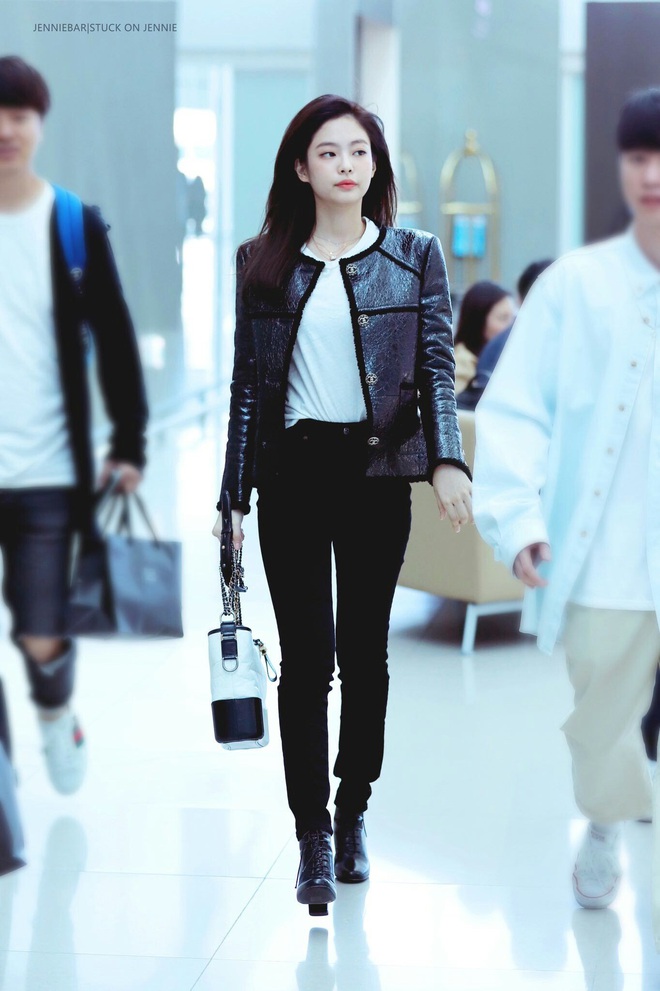 Seeing Black Pink's airport style, don't forget to pin trendy super recipes to "change blood"  style - Photo 2.