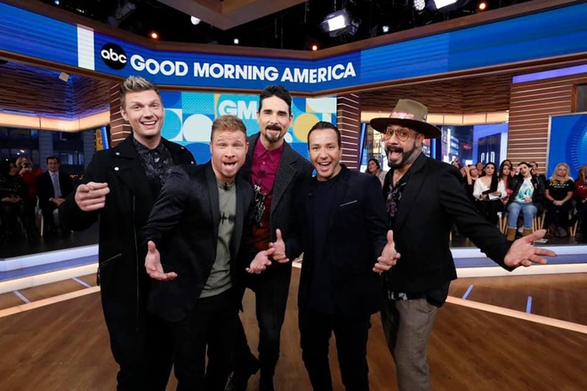 Tái xuất trên truyền hình, nhóm nhạc huyền thoại Backstreet Boys còn giúp 2 fan cầu hôn thành công - Ảnh 1.