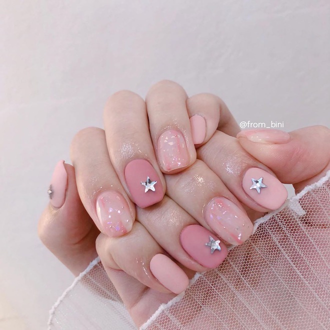 Những mẫu nail Tết màu hồng xinh lung linh để đi chơi lễ