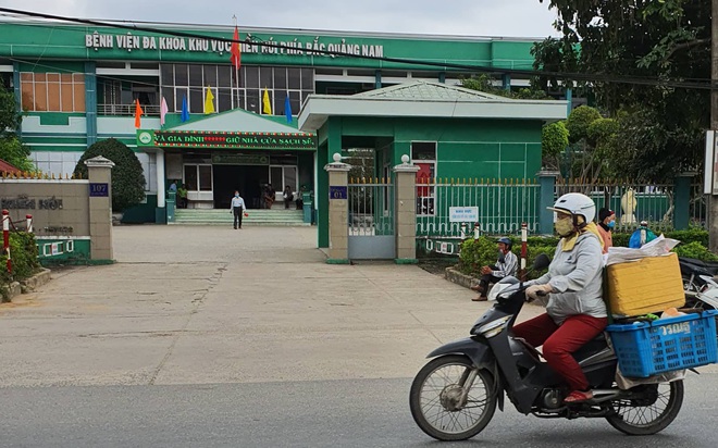 Đi nhậu về, chồng bị vợ dùng dao mổ lợn đâm phải nhập viện cấp cứu - Ảnh 1.