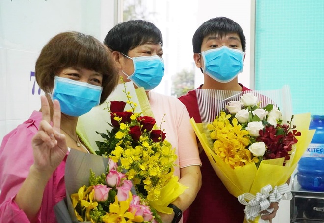 Ảnh: 2 mẹ con người Trung Quốc hạnh phúc khi đón bố nhiễm Covid-19 xuất viện, nam bệnh nhân liên tục cảm ơn Việt Nam - Ảnh 7.