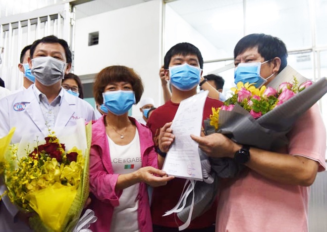 Ảnh: 2 mẹ con người Trung Quốc hạnh phúc khi đón bố nhiễm Covid-19 xuất viện, nam bệnh nhân liên tục cảm ơn Việt Nam - Ảnh 6.