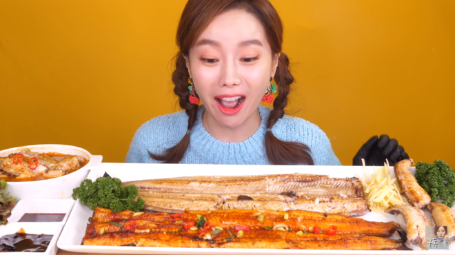 Youtuber Ssoyoung quyết trở thành thánh hải sản: còn tự tay bắt lươn để tiếp tục series mukbang những con bơi dưới nước - Ảnh 8.