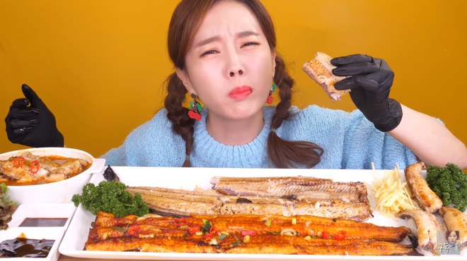 Youtuber Ssoyoung quyết trở thành thánh hải sản: còn tự tay bắt lươn để tiếp tục series mukbang những con bơi dưới nước - Ảnh 11.