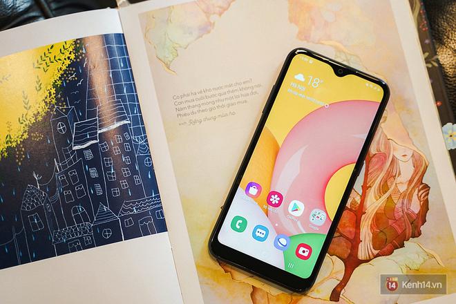Trong tầm gi&aacute; dưới 3 triệu, Galaxy A01 c&oacute; g&igrave; hay ho, đ&aacute;ng d&ugrave;ng hơn c&aacute;c đối thủ? - Ảnh 1.