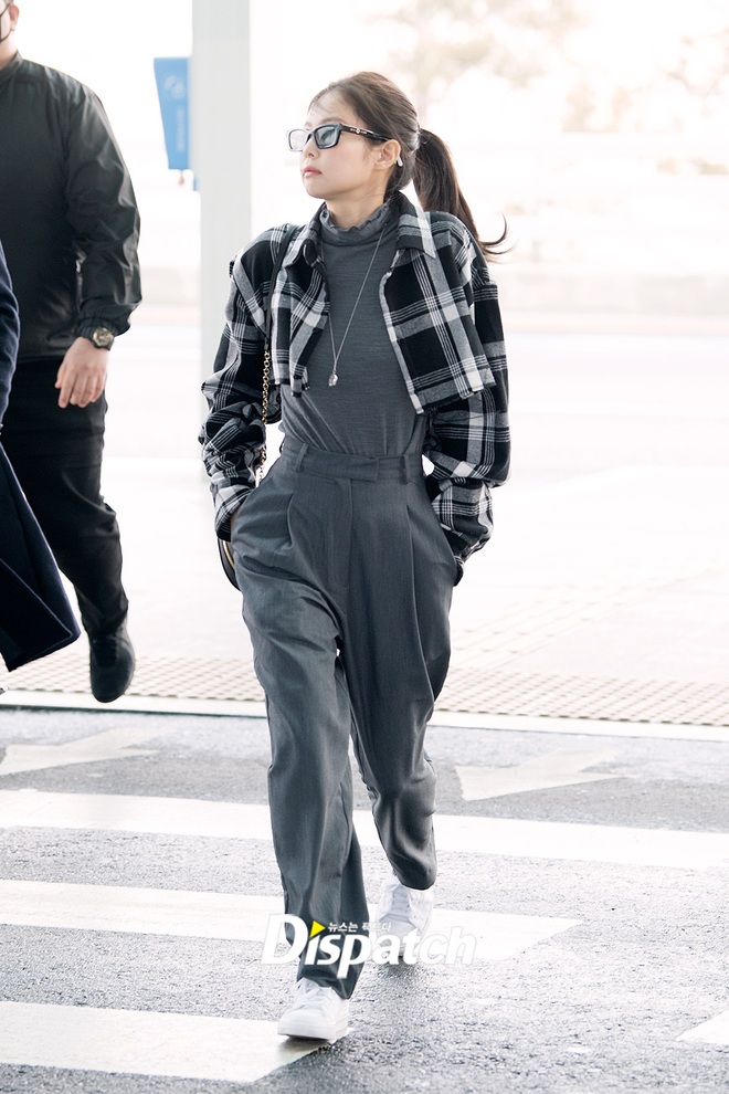 Màn đọ sắc cực hot ở sân bay: Jennie (BLACKPINK) diện style cực lạ, sang chảnh ngút ngàn nhưng có cân được TWICE? - Ảnh 3.